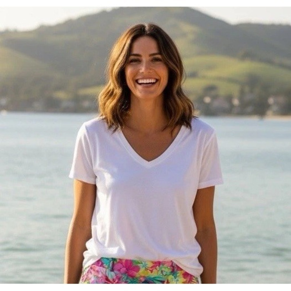 New Lilly Pulitzer Meredith Tee Resort White Size X Small V-Neck Vacation Shirt